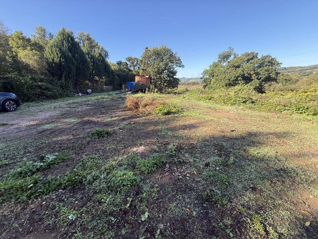 Lot: 22 - RIVER MEADOW PASTURE ADJOINING THE RIVER EXE WITH ROAD ACCESS - Entrance area